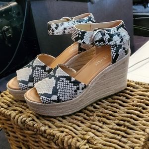 Nine West snake skin wedged sandals size 8.5